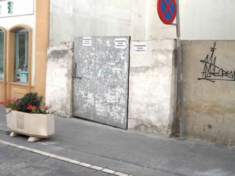 Imagen de una de las paredes tras la retirada de cartelería en la calle Ribera. (Foto: Ceddida)