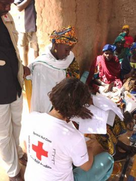 Voluntarios de Cruz Roja Española atendiendo a varias mujeres nigerinas. (Foto: Cedida)