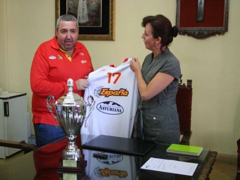 El técnico prieguense entrega a Ceballos una camiseta de la selección española. (Foto: Antonio J. Sobrados)