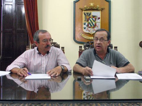 Antonio Barrientos y Miguel Forcada durante su comparecencia ante los medios. (Foto: R. Cobo)