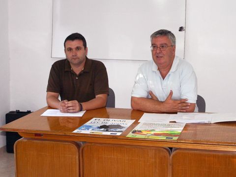 Juan Pulido y Miguel Cobos durante la reunión celebrada en las dependencias de UPA en Priego. (Foto: R. Cobo)
