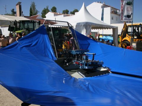 Demostraciones de maquinaria en un de los stands. (Foto: Antonio J. Sobrados)
