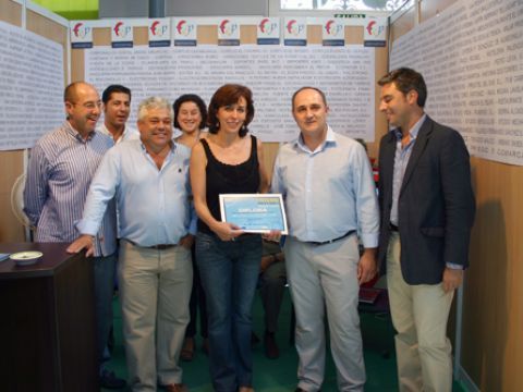 María Luisa Ceballos y Andrés Lorite con los integrantes de la Junta Directiva de FEP en la entrega de diplomas a los participantes. (Foto: R. Cobo)