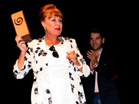 La actriz Gemma Cuervo recibiendo la estatuilla del certamen junto al alcalde Fernando Priego. (Foto; Cedida)