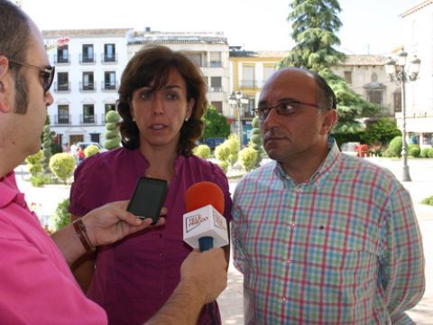 María Luisa Ceballos y Miguel Ángel Serrano esta mañana atendiendo a los medios. (Foto: R. Cobo)