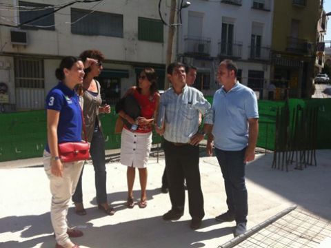 Participantes en la reunión de trabajo durante la visita a las obras del Mercado de Abastos. (Foto: R. Cobo)