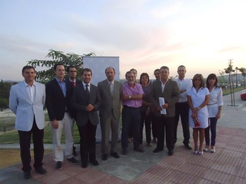 El alcalde y el delegado provincial junto a técnicos y miembros de la corporación. (Foto: J. Moreno)