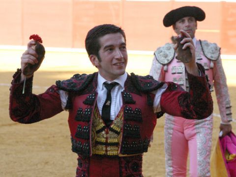 Curro Jiménez con las dos orejas que cortó al su primer toro el pasado 3 de septiembre en Priego. (Foto: R. Cobo)