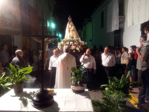 La imagen de la Virgen de las Mercedes a su paso por la calle Gracia. (Foto: Antonio J. Sobrados)