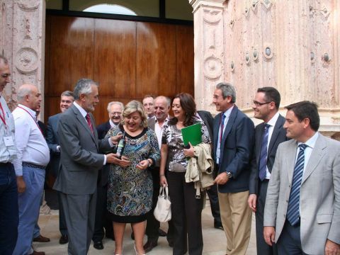 Autoridades regionales a las puertas del Parlamento de Andalucía. (Foto: Cedida) 