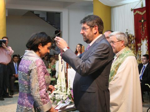 La nueva hermana mayor recibe la Medalla de la Agrupación de Cofradías y Hermandades de Priego. (Foto: Antonio J. Sobrados)