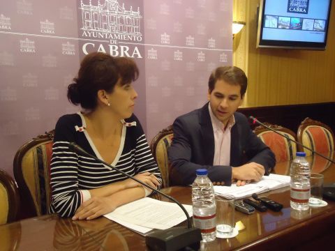 La presidenta de la Diputación y el alcalde de Cabra atendiendo a los medios. (Foto: J. Moreno)