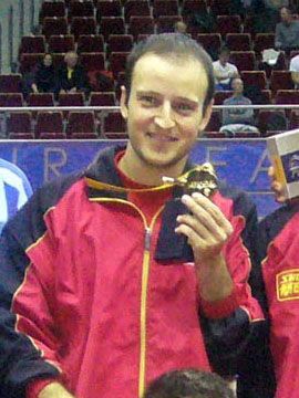Carlos Machado con la medalla que lo acreditra como campeón de la categoría. (Foto: RFETM)