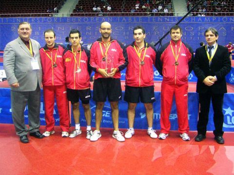 Carlos Machado con el equipo español tras recibir las medallas. (Foto: RFETM)