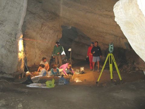 Interior de la cueva del Higueral-Guardia donde se ha llevado a cabo la intervención arqueológica-espeleológica. (Foto: G40)
