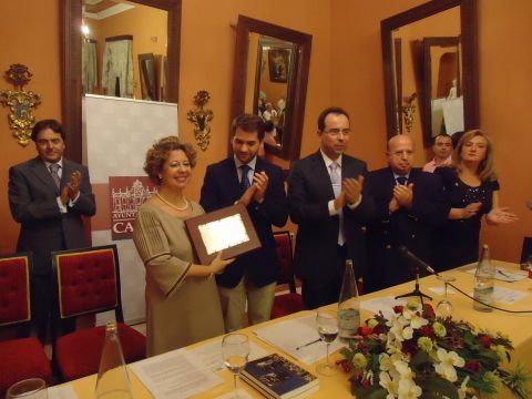 La escritora recibiendo el premio de manos del alcalde. (Foto: J. Moreno)