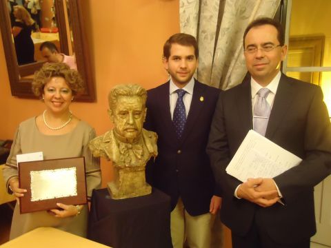 La escritora junto al alcalde y el delegado de Cutura ante el busto de Juan Valera. (Foto: J. Moreno)