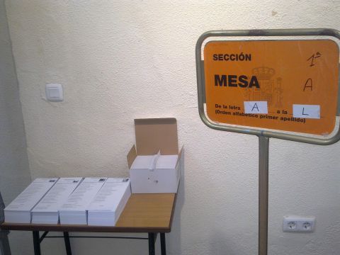 Imagen de papeletas en un colegio electoral. (Foto: J. Moreno)