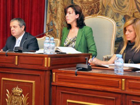 Salvador Fuentes, María Luisa Ceballos y Rosario Alarcón durante el Pleno (Foto: Alicia Fernández) 