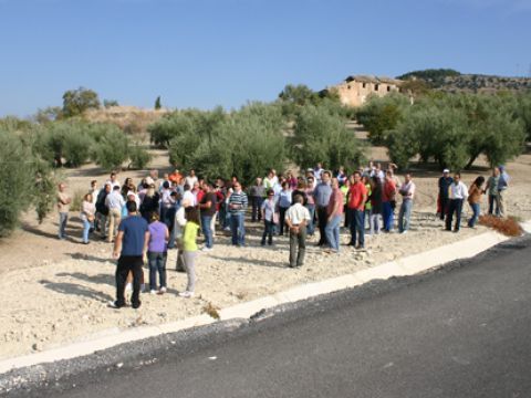 Los participantes en el acto en la explotación agrícola anexa a la circunvalación. (Foto: R. Cobo)