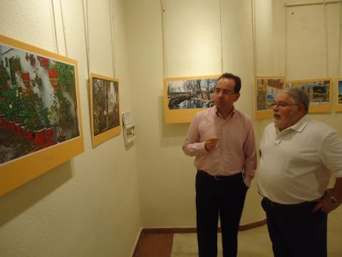 El autor con el delegado de Cultura, Javier Ariza. (Foto: J. Moreno)