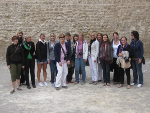 El grupo durante su visita al Castillo de Priego. (Foto: Cedida)