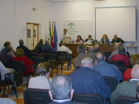Inicio de la asamblea general de Almazeite celebrada el pasado martes. (Foto: R. Cobo)