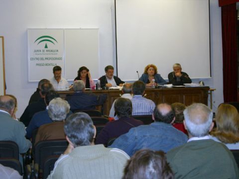 El salón de actos del CEP Priego-Montilla acogió el acto. (Foto: R. Cobo)