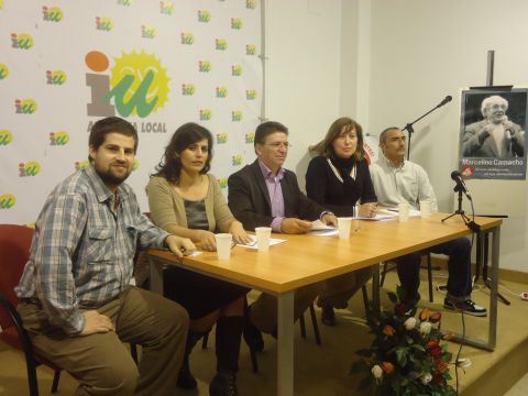 Caballero junto a candidatos y miembros de IU Cabra. (Foto: J. Moreno)