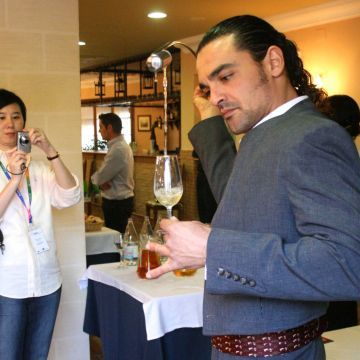 Durante el receptivo se degustaron productos cordobeses como el vino Montilla-Moriles. (Foto: Antonio J. Sobrados)