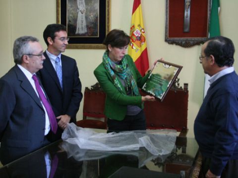 Momento en el que Carlos Moyano entrega una placa conmemorativa a la Alcaldesa prieguense. (Foto: Cedida)