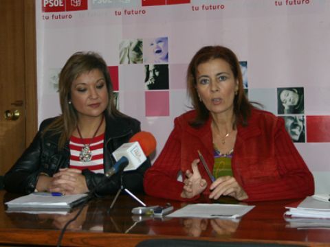 Paqui Mantas y Encarnación Ortiz durante la rueda de prensa ofrecida por el PSOE esta mañana. (Foto: R. Cobo)