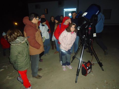 Observación por uno de los telescopios siguiendo las directrices del director del Observatorio antequerano (izquierda). (Foto: J. Moreno)