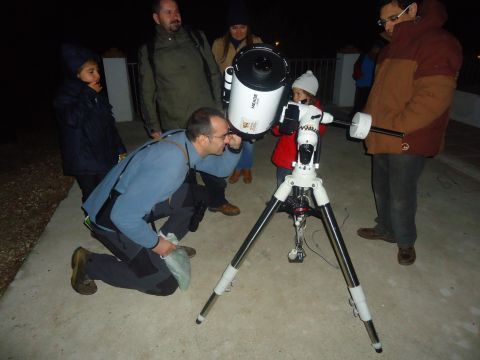 Participantes en el taller bajo la atenta mirada del director del Observatorio del Torcal (derecha). (Foto: J. Moreno)