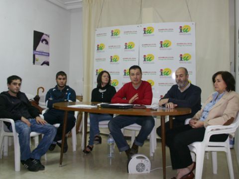Integrantes de la asamblea local de IULV-CA Priego ayer durante la rueda de prensa ofrecida en la sede de la formación. (Foto: R. Cobo)