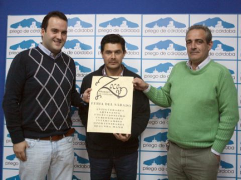 Valdivia, Carrillo y Galisteo con el cartel anunciador. (Foto: Cedida)