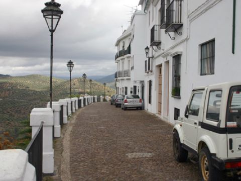 El acuerdo posibilitará que el Balcón del Adarve también se vea limpio de vehículos. (Foto: R. Cobo)
