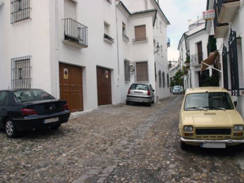 Vehículos estacionados en una de las plazas del barrio de La Villa. (Foto: R. Cobo)