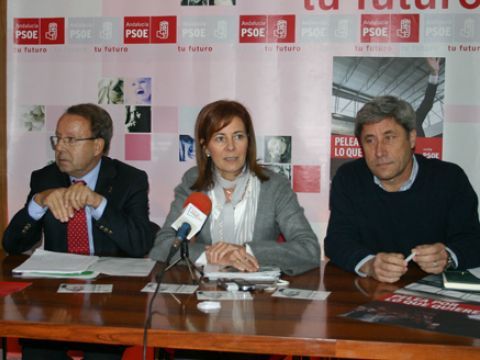 Bergillos, Ortiz y Pulido durante el acto celebrado ayer en la sede del PSOE prieguense. (Foto: R. Cobo)
