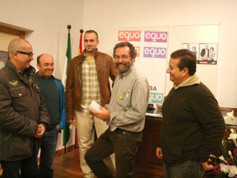 José Larios, en el centro, junto a miembros de Equo. (Foto: Antonio J. Sobrados)