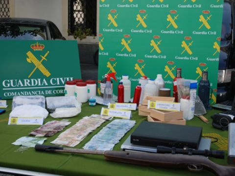 Junto a la droga, la Guardia Civil internivo varias armas, ordenadores potátiles, teléfonos móviles y dinero en metálico. (Foto: Cedida)