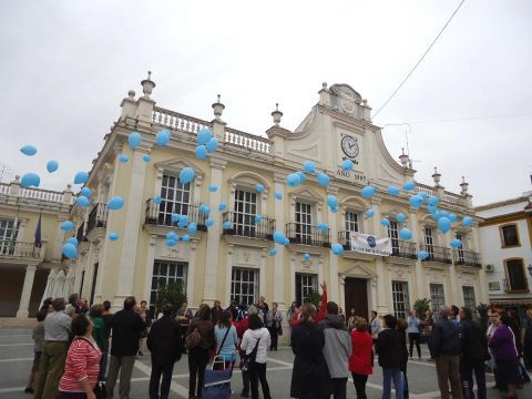 Suelta de globos en la Plaza de España. (Foto: J. Moreno)