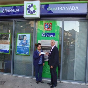 Imagen de la entrega del cheque ante la sucursal de Caja Granada en Priego. (Foto: Cedida)