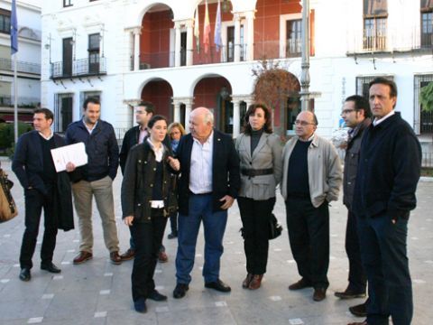 Aguirre y Ceballos junto a militantes y cargos del PP local esta tarde en el Paseíllo. (Foto: R. Cobo)