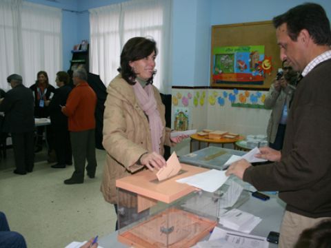 La Alcaldesa prieguense y presidenta de la Diputación de Córdoba, María Luisa Ceballos, en el momento de depositar su voto. (Foto: R. Cobo)