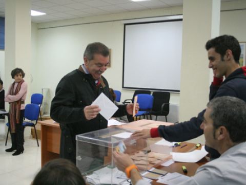 El candidato nº 2 al Congreso por el PA, Juan Carlos Pérez Cabello, votando. (Foto: A. J. Sobrados)