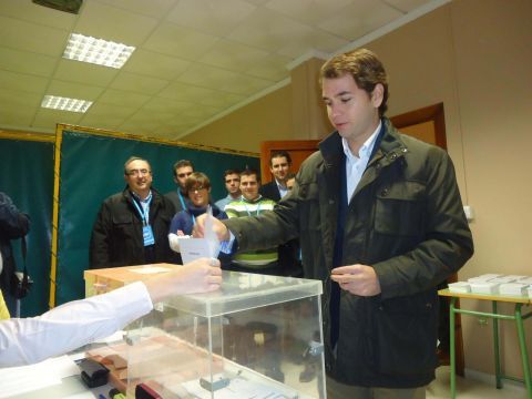 El alcalde de Cabra, Fernando Priego, depositando su voto. (Foto: J. Moreno)