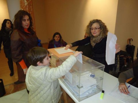 Un pequeño depositando el voto de su madre en la urna electoral. (Foto: J. Moreno)