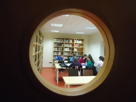 Usuarios de la Biblioteca en una de las salas dedicadas a trabajos en grupo. (Foto: J. Moreno)