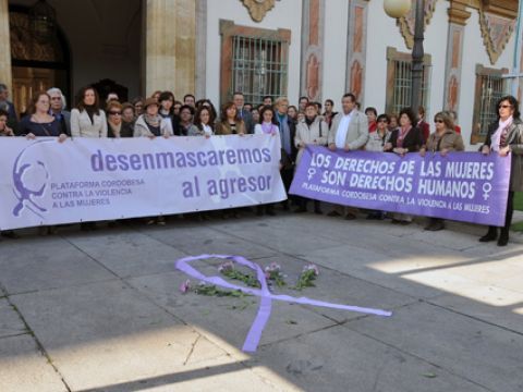 Participantes en la concentración silenciosa en la puerta principal del Palacio de la Merced. (Foto: Cedida)